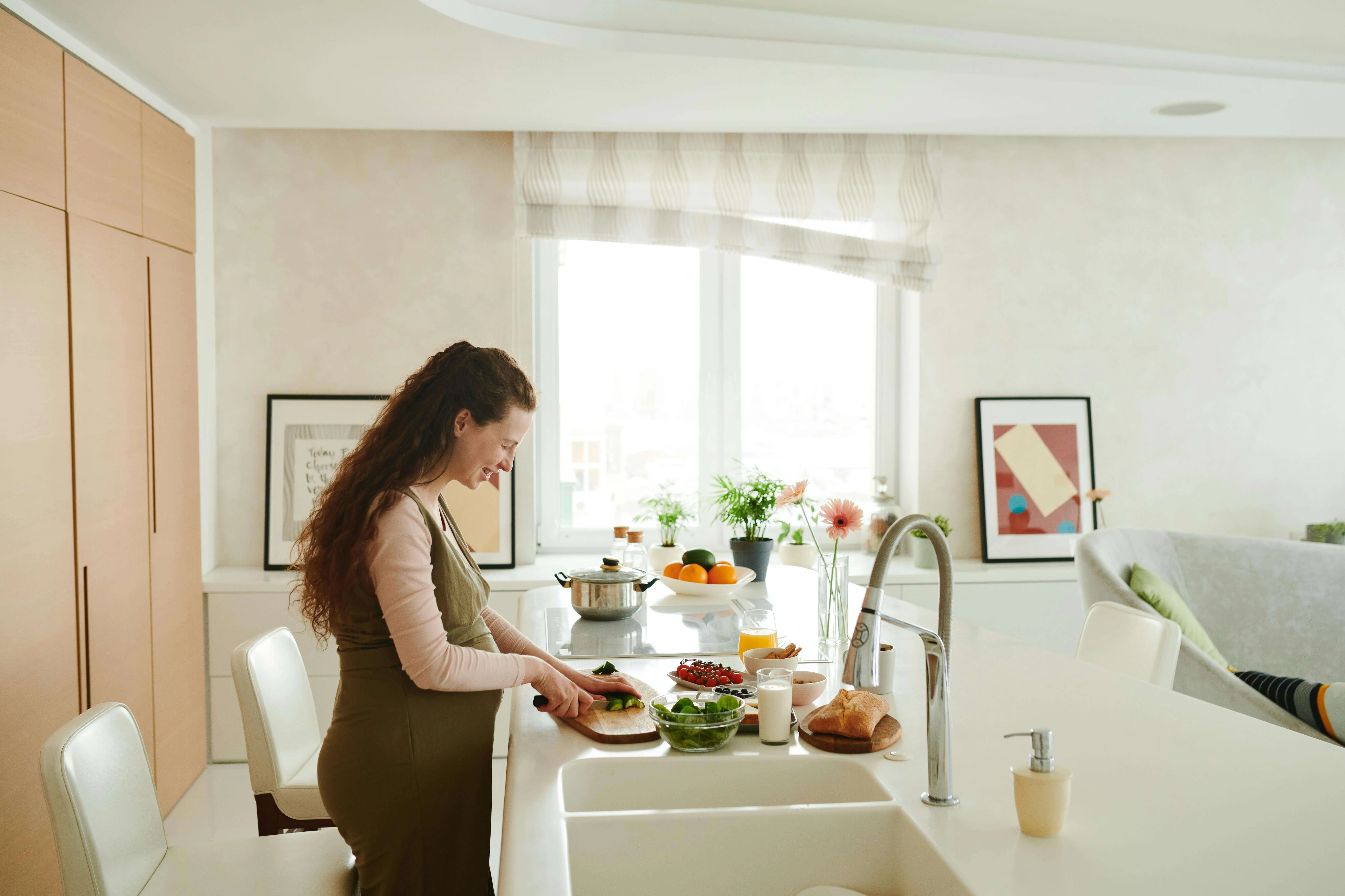Photo d'une femme enceinte en train de cuisiner