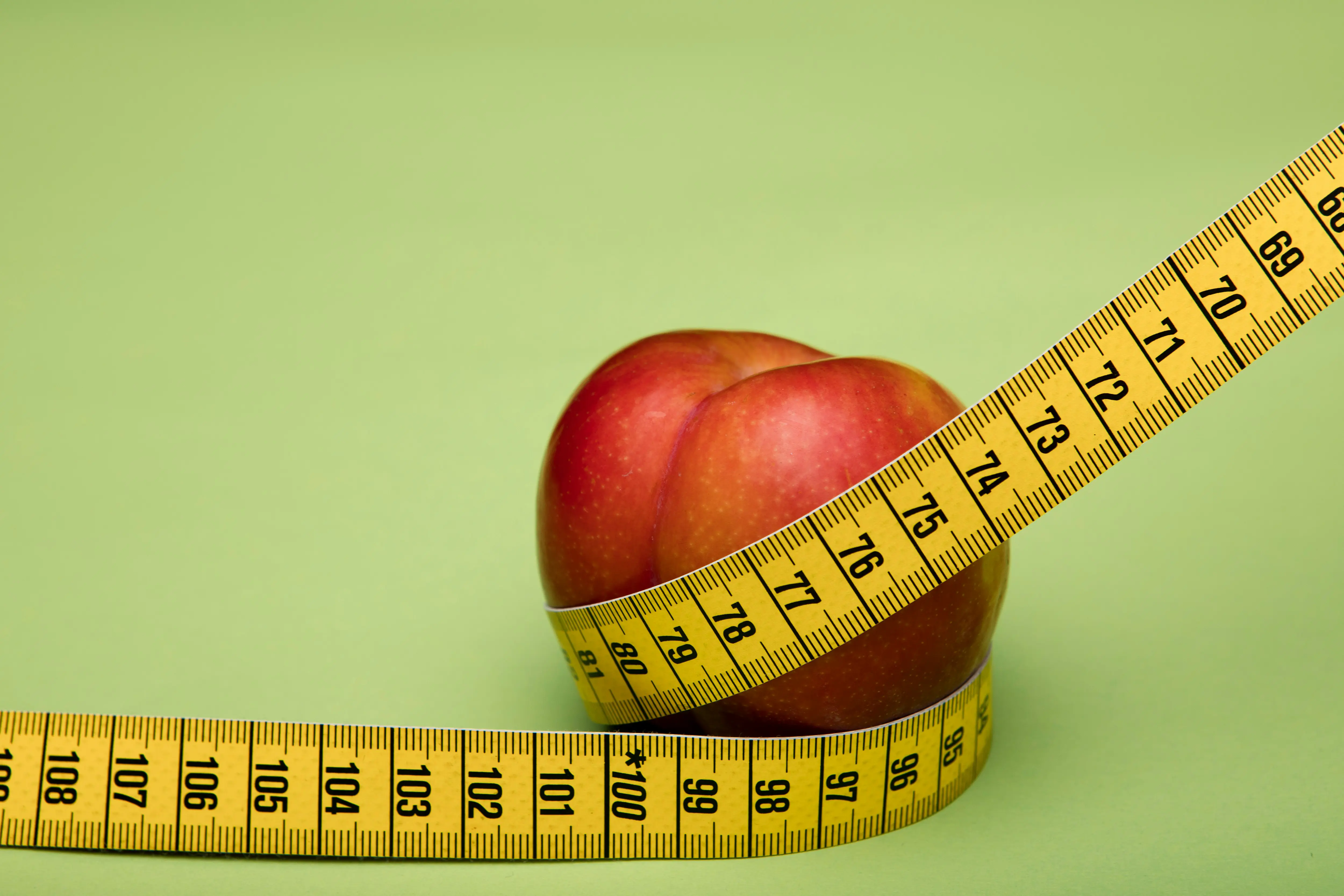 Photo d'un fruit enroulé d'un mêtre à couture